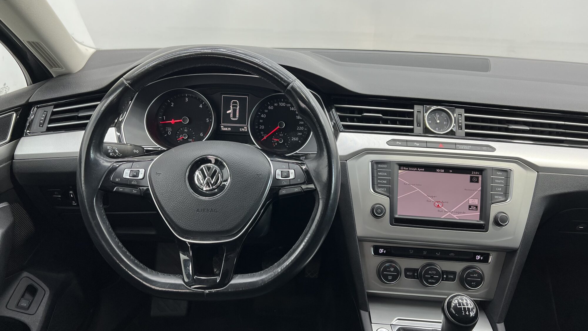 VOLKSWAGEN PASSAT SW 1.6 TDI 120 BMT CONFORTLINE + 1 920 EUROS D'OPTIONS – Image 15