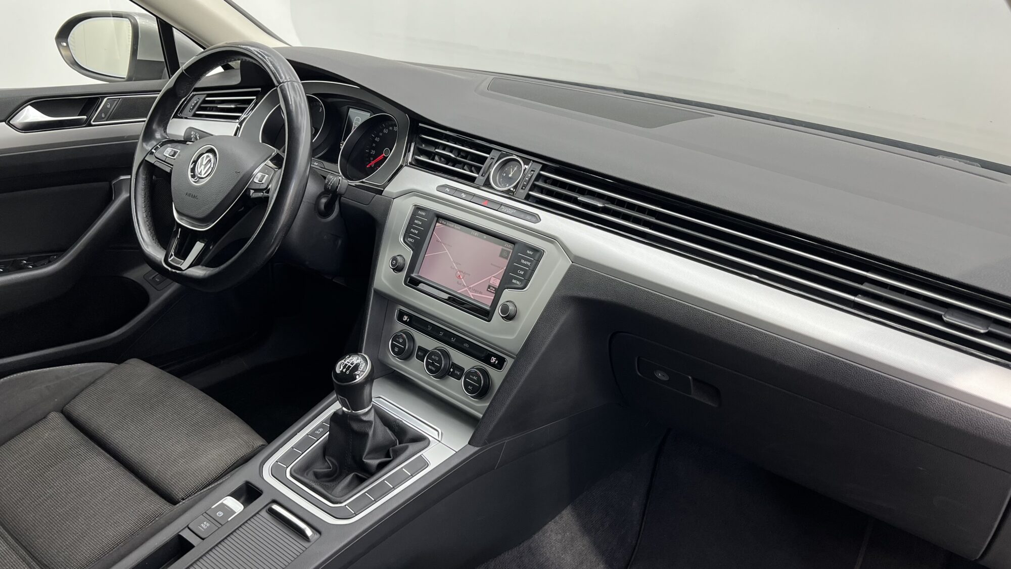 VOLKSWAGEN PASSAT SW 1.6 TDI 120 BMT CONFORTLINE + 1 920 EUROS D'OPTIONS – Image 18