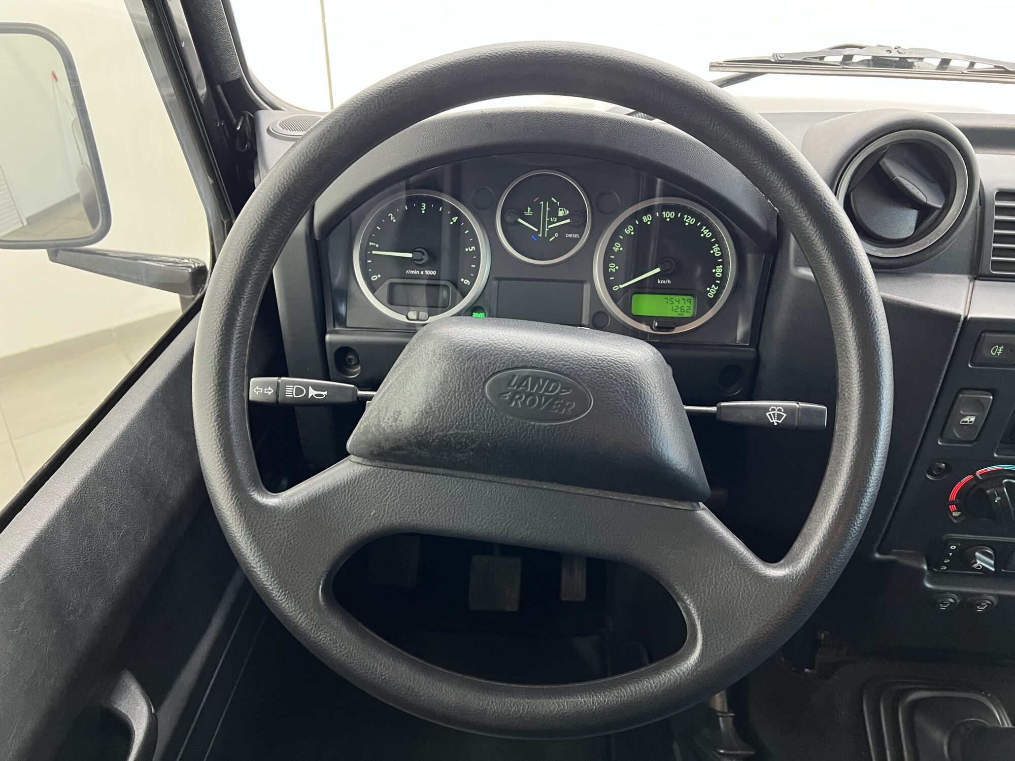 LAND ROVER DEFENDER 90 STATION WAGON MARK VI 122CH + 16 330 EUROS D'OPTIONS – Image 17